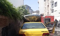  آتش سوزی خودروی تاکسی در خیابان تختی  